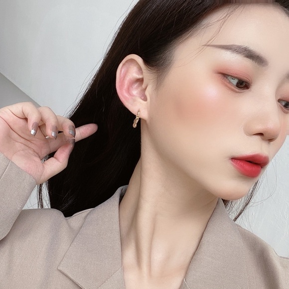 đź’™Minimalist circle charms Hoops Huggie Earrings - Picture 8 of 12